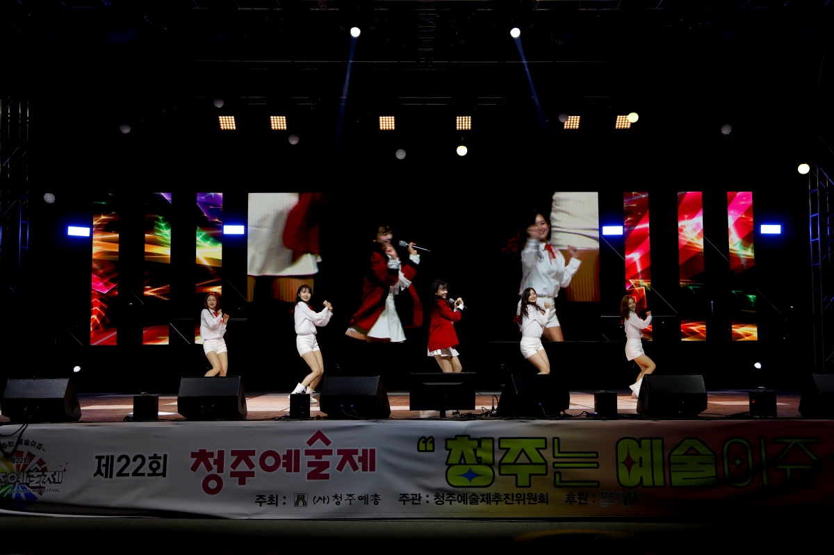 8.축하공연 - 가수 요요미3.jpg