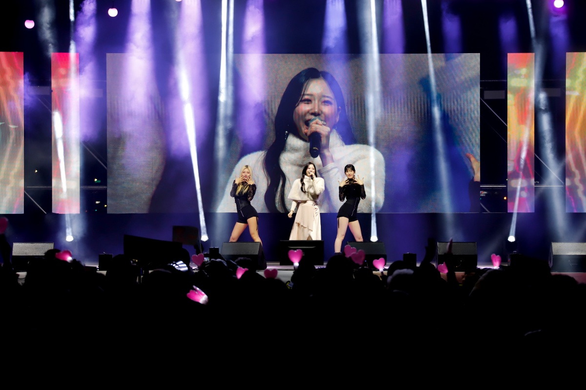 7.축하공연 - 가수 윤서령3.jpg